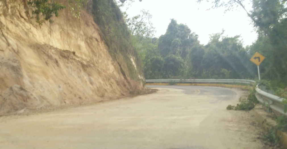 La carretera hacia Minca muestra varios rastros de derrumbes sobre la vía.