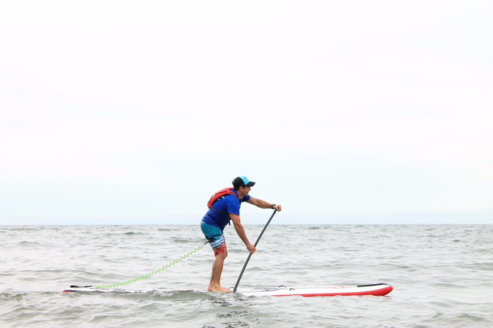 En tabla y kayaks, los jóvenes fueron hasta Playa Lipe a recoger basuras.