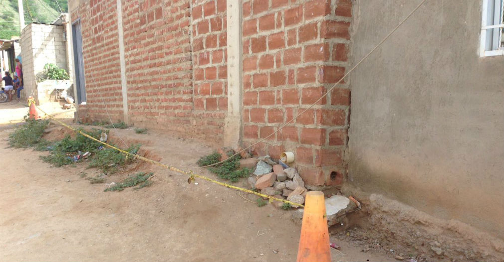 Tan solo un cono y una cinta amarilla separan a las personas del peligro de muerte.