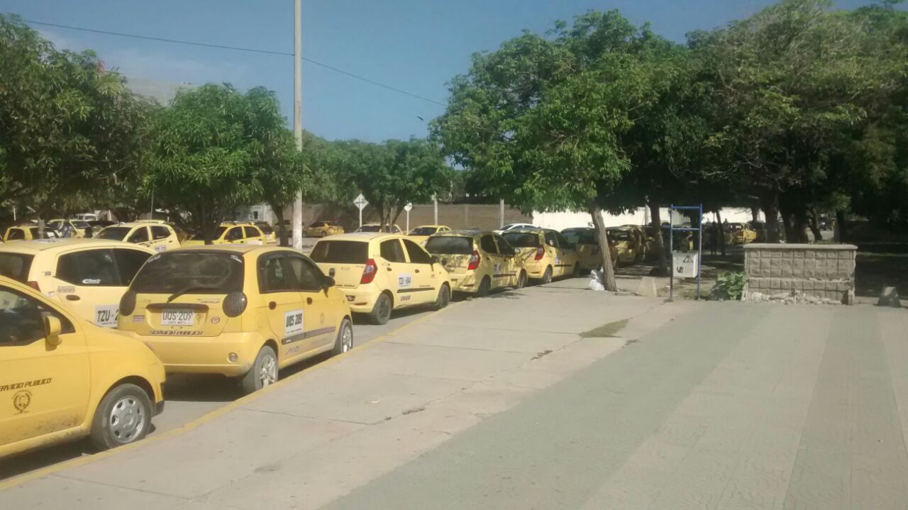 Un centenar de taxis llegaron a la Villa Olímpica para protestar contra el Pibe Valderrama.