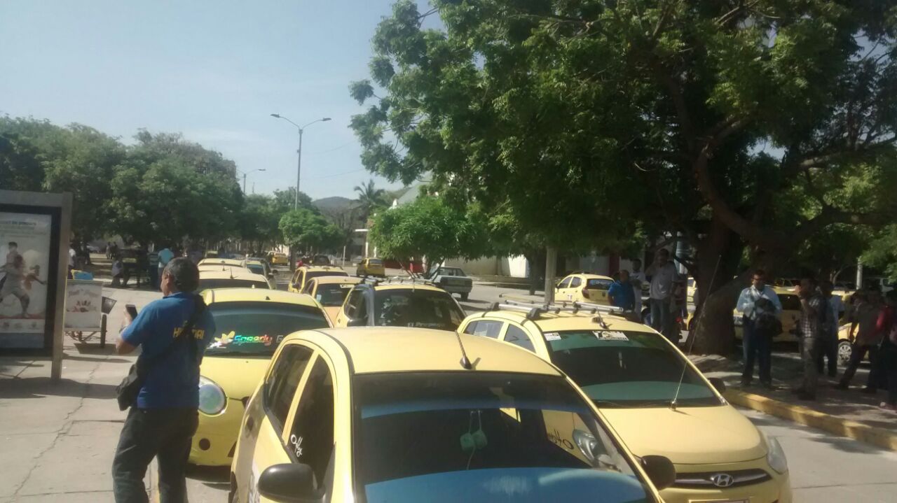 Un centenar de taxis llegaron a la Villa Olímpica para protestar contra el Pibe Valderrama.