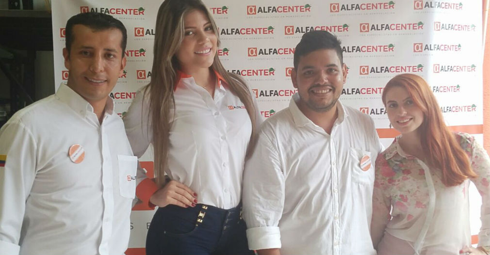 El gerente de Alfacenter Santa Marta, Pedro Uribe (centro), acompañado de Fabián Garay, gerente regional de Alfa y Diana Escobar, directora nacional de Alfa Center.