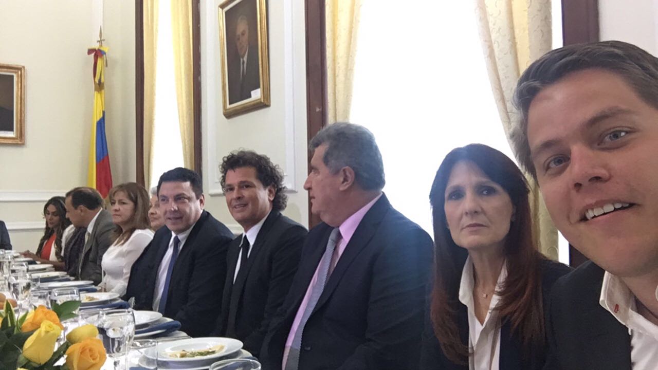 Carlos Vives estuvo acompañado por Rosa Cotes y Luis Vives, ambos parientes suyos.