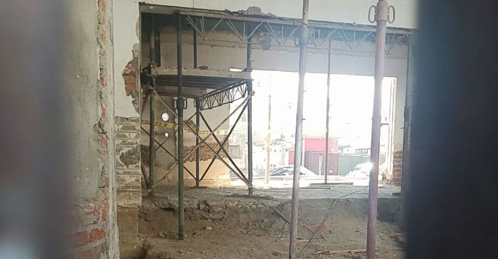 El interior de la edificación en demolición se encuentra vacía. Nadie está trabajando.