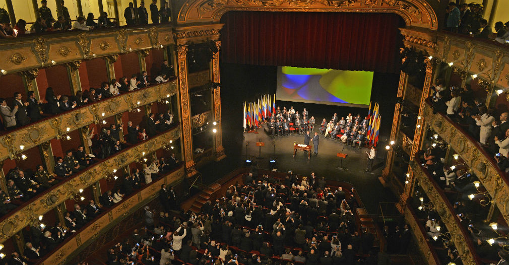 La segunda firma del acuerdo de paz se realizó en el teatro Colón, en Bogotá.