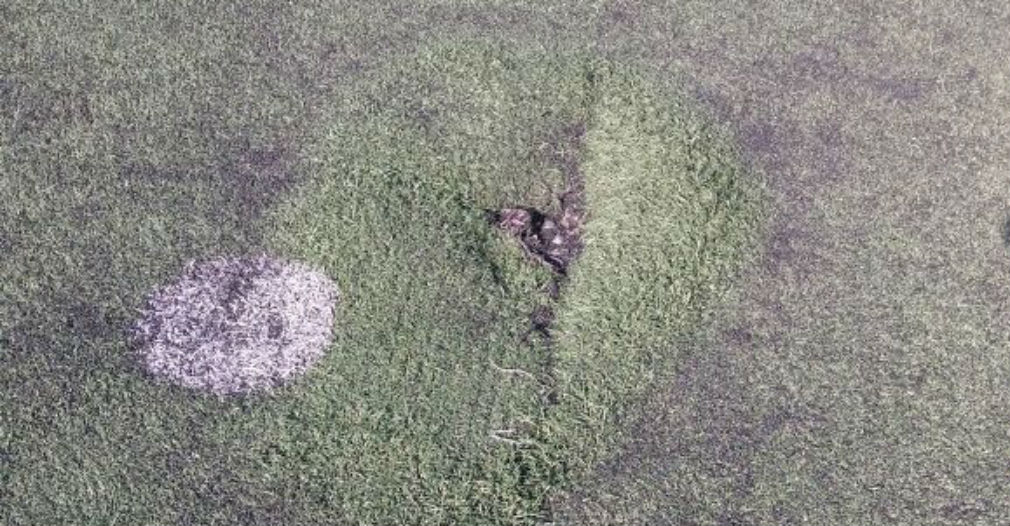 La gramilla de la cancha se encuentra altamente deteriorada. 