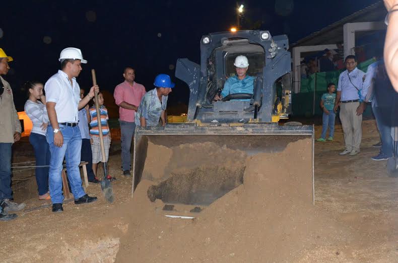El exalcalde Carlos Caicedo manejó una excavadora durante la colocación de la primera piedra, en agosto de 2015.
