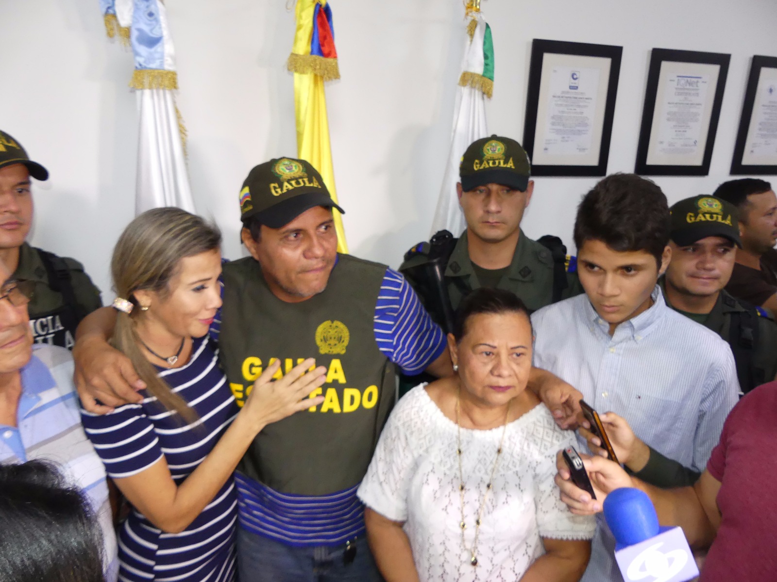 Policía Santa Marta El ingeniero Jorge Aragón, al reencontrarse con su familia.