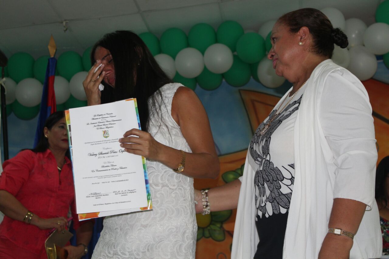 La ceremonia fue dolorosa para la familia de Valery. Mayra Ospino recibe el diploma por parte de la rectora.