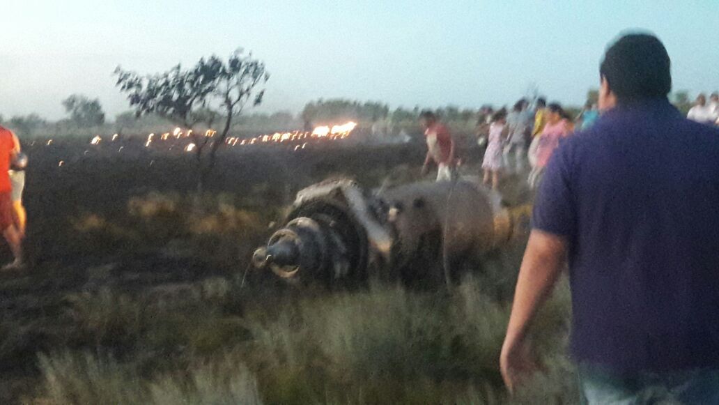 Las partes del avión quedaron dispersas a lo largo de la planicie donde cayó la aeronave.