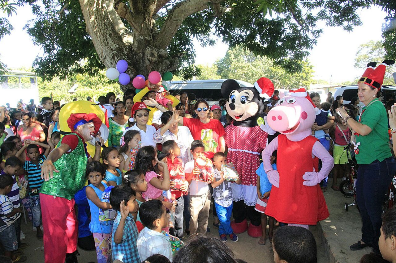 Decenas de niños recibieron un regalo en homenaje póstumo a Valery Peña.