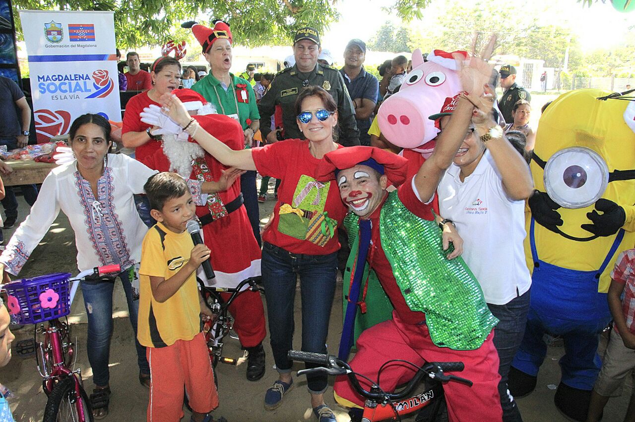 Maira Ospino (izq) y la gobernadora Rosa Cotes (derecha) entregaron los regalos a los niños.