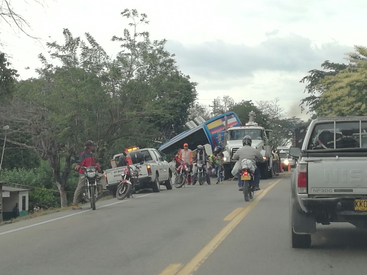 El accidente vehícular generó un prolongado trancol en la carretera, pues el carril quedó a un paso.