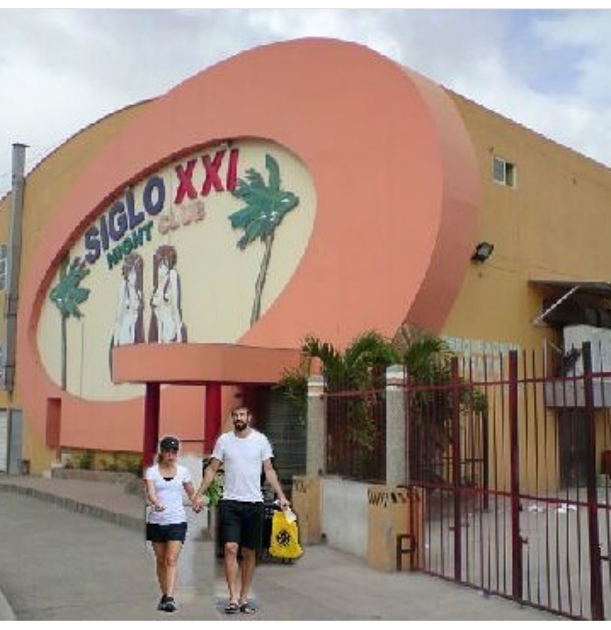 Shakira y Piqué, caminando por el club nocturno Siglo XXI.