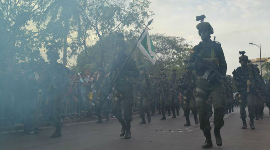 Durante el desfile del 20 de Julio, las fuerzas armadas hacen exhibiciones.