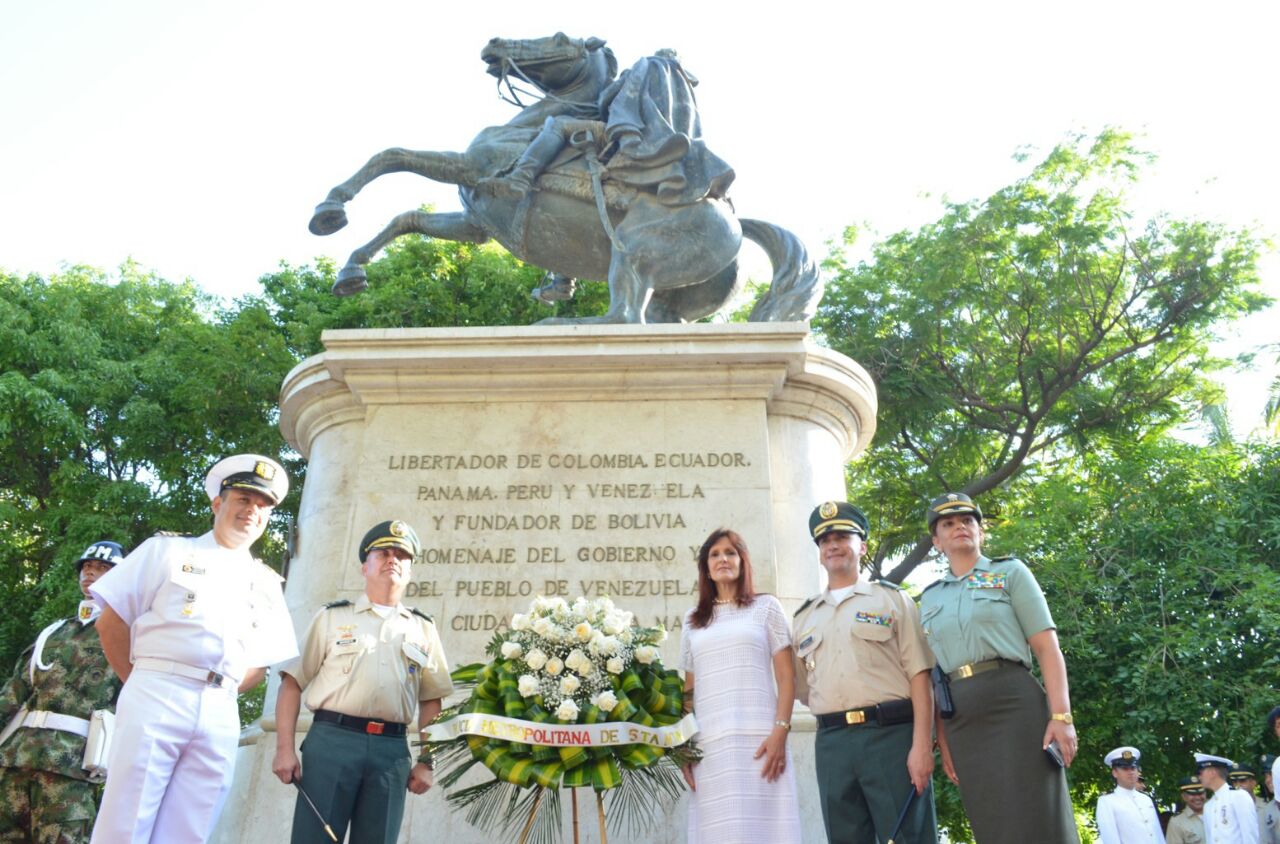 Ofrenda floral de las autoridades administrativas, con la ausencia del alcalde de Santa Marta.