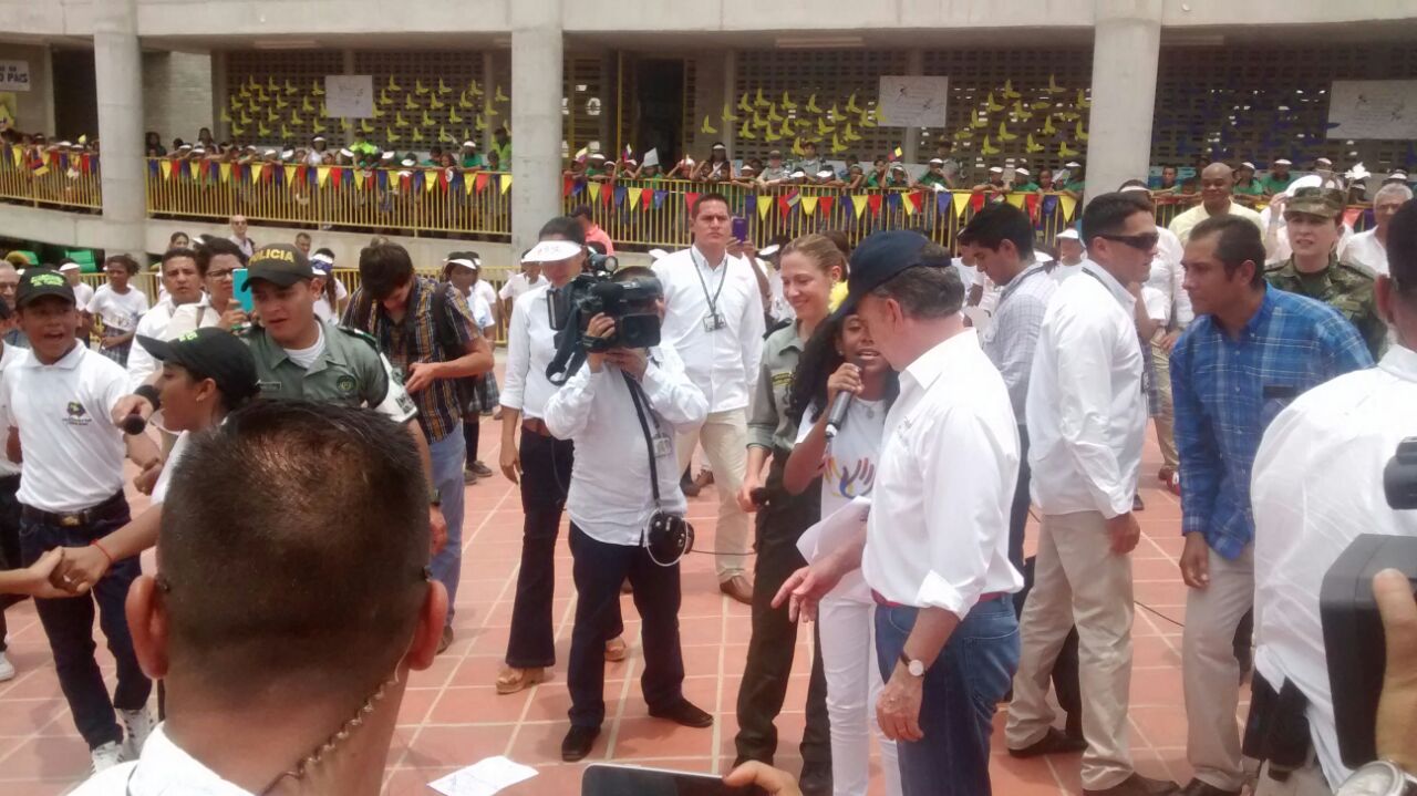 Juan Manuel Santos, a su llegada al megacolegio.