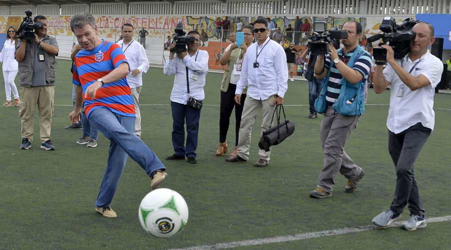 Juan Manuel Santos hizo el saque de honor en La Castellana, vistiendo la camiseta del Unión Magdalena.