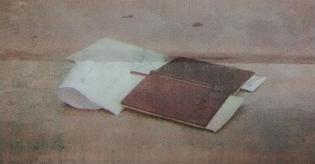 La libreta de apuntes de Roque Morelli quedó en el suelo después de que lo balearon.