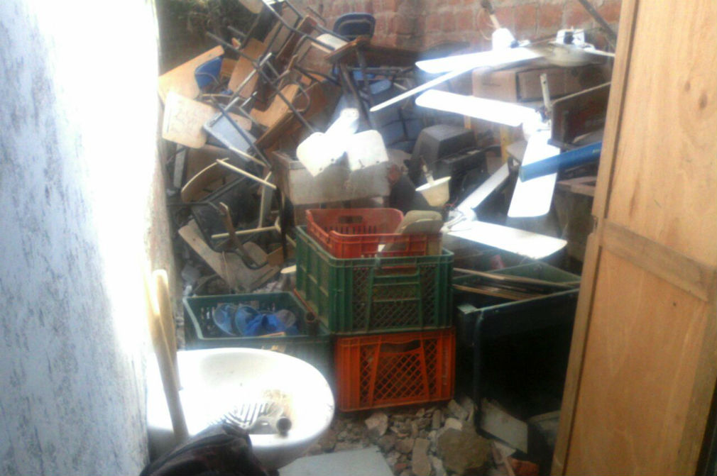Las cocinas donde preparan alimentos a veces comparten espacio con el 'basurero' de los objetos abandonados y en desuso.