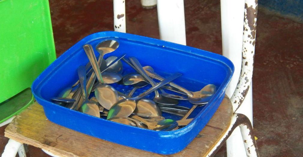 Lo que no vieron; en el colegio Luis R. Calvo solo tienen estas 30 cucharas para alimentar a centenares de niños.