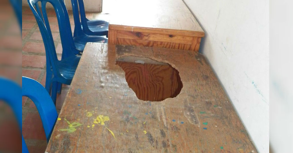 Seguimiento.co Lo que no vieron: una de las mesas de comedor en el colegio Luis Carlos Galán.