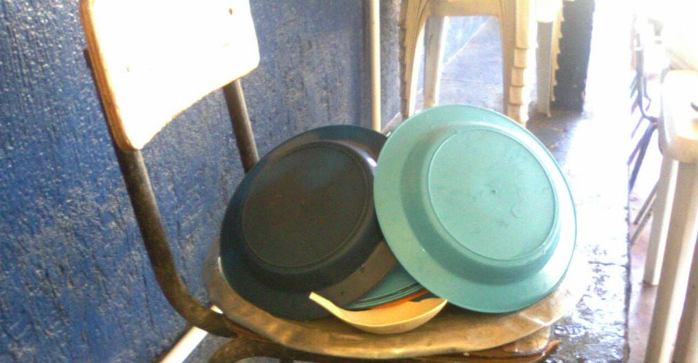 Seguimiento.co En Chimila 1, así escurren los platos antes de alimentar a los estuidantes.