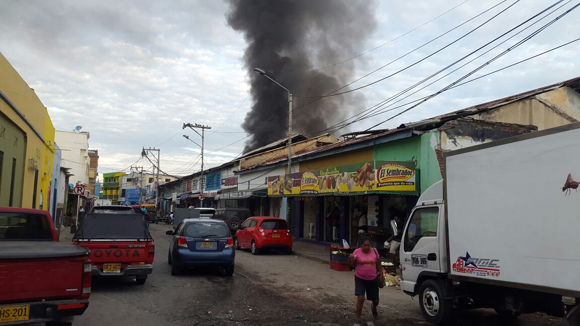 El voraz incendio levantó una columna negro en el cielo samario.