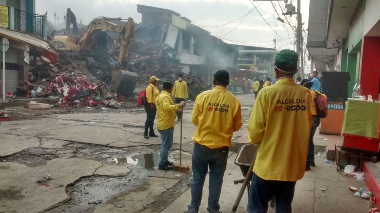 Personal de limpieza permanece en el sector para contribuir a la remoción de escombros.