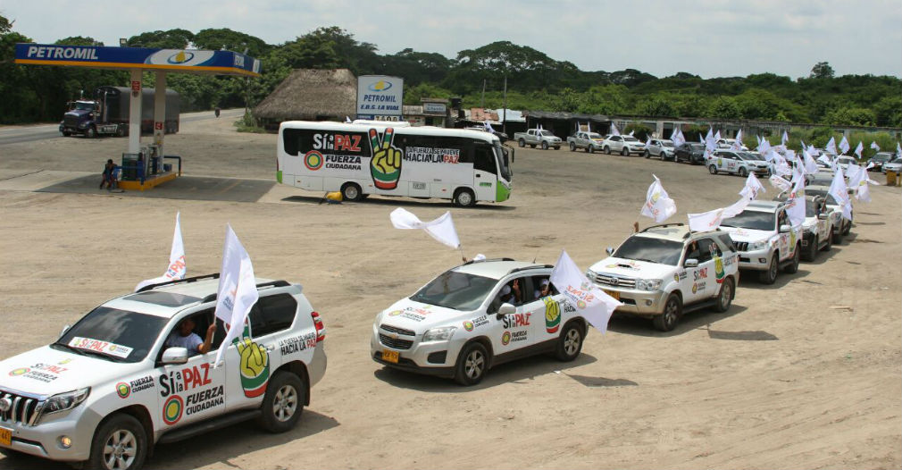 Decenas de carros blancos hicieron una caravana hasta Cartagena.