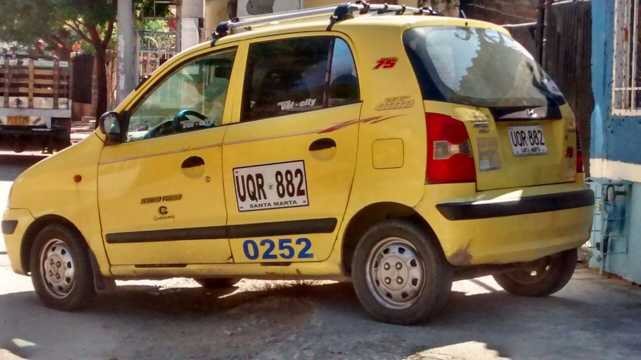 Este fue el taxi que abordaron los dos atracadores.