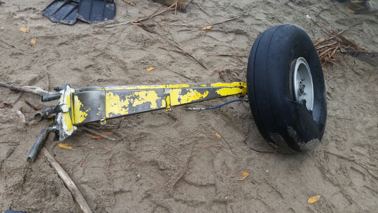 Una de las llantas de la avioneta fue encontrada por pescadores en días pasados.
