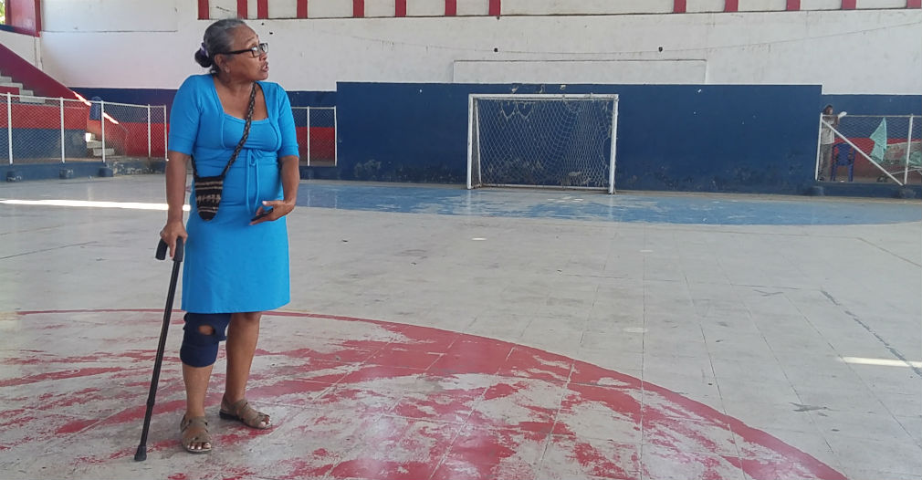 Lourdes ha vivido casi una tercera parte de su vida cuidando y aseando el escenario deportivo.