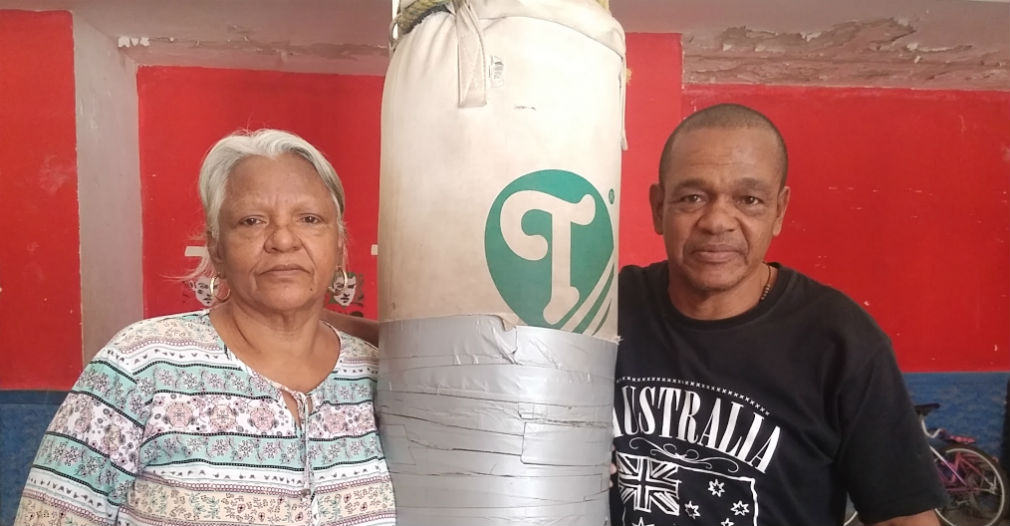 Emiliano Villa ha vivido junto a su esposa e hijos por más de dos décadas en un pequeño espacio de la cancha de boxeo.