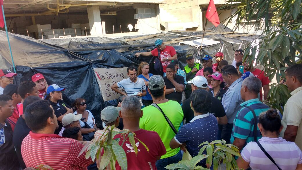 Una treintena de personas permanecen en el campamento del centro de salud en La Paz.
