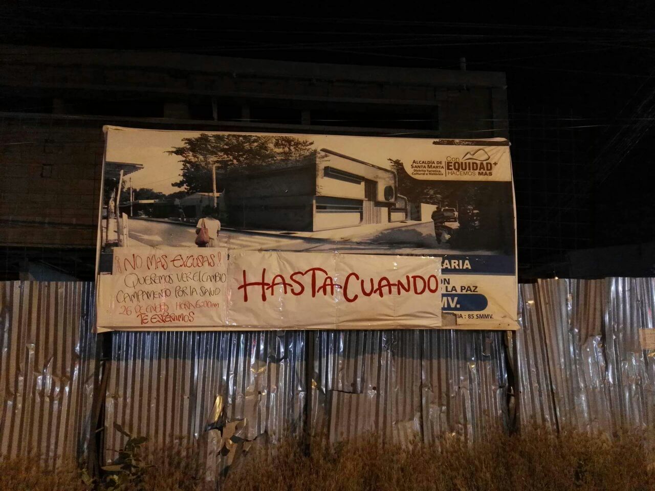 ¿Hasta cuándo? dice un cartel colgado en la valla informativa del centro de salud en La Paz.