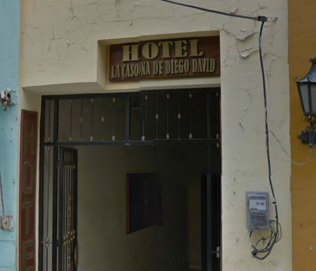 Por la puerta de este hotel afirman los vecinos que ingresan los clientes durante el día, para acceder al servicio.