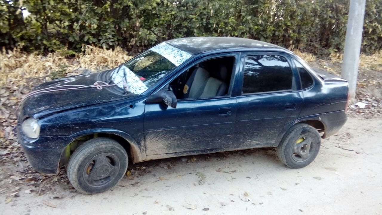 El vehículo tipo sedan, marca Chevrolet, línea Corsa de placas MGU - 270 de color azul fue encontrado abandonado.