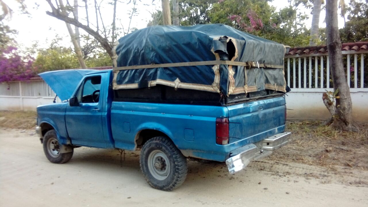 Esta camioneta Ford 150 de placas venezolana también se encontró abandonado con gasolina de contrabando.