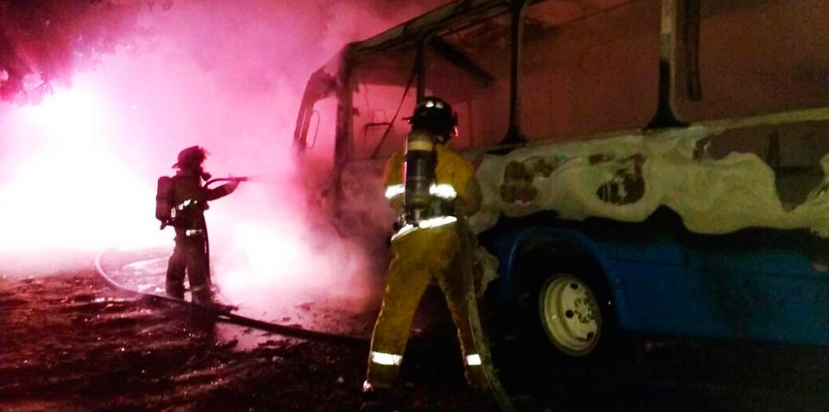 Unidades del Cuerpo de Bomberos hicieron presencia en el sitio para apagar el incendio.