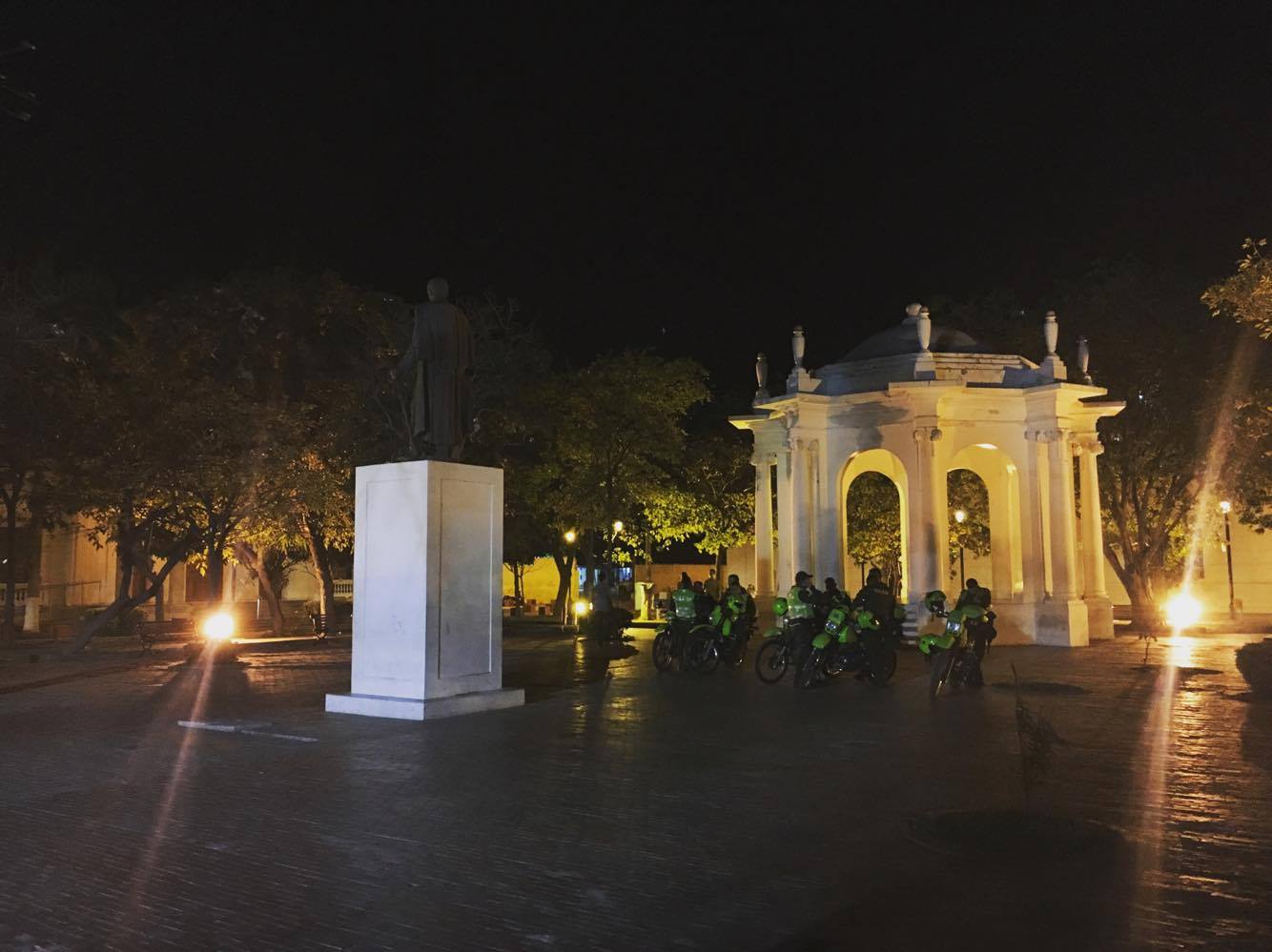 Este era el panorama del parque de los Novios, a la 1:44 a.m. del sábado.