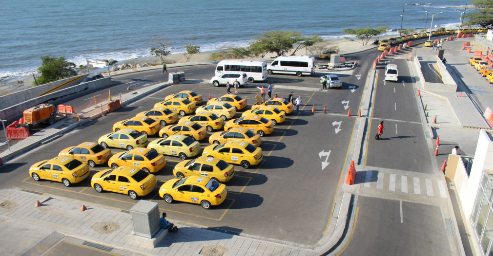 El parqueadero exterior del aeropuerto Simón Bolívar está destinado para taxis y buses turísticos.