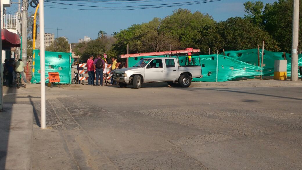 Personal que necesitaba ingresar a la obra no pudo hacerlo, porque los habitantes lo impidieron hasta solucionar el corte de energía.