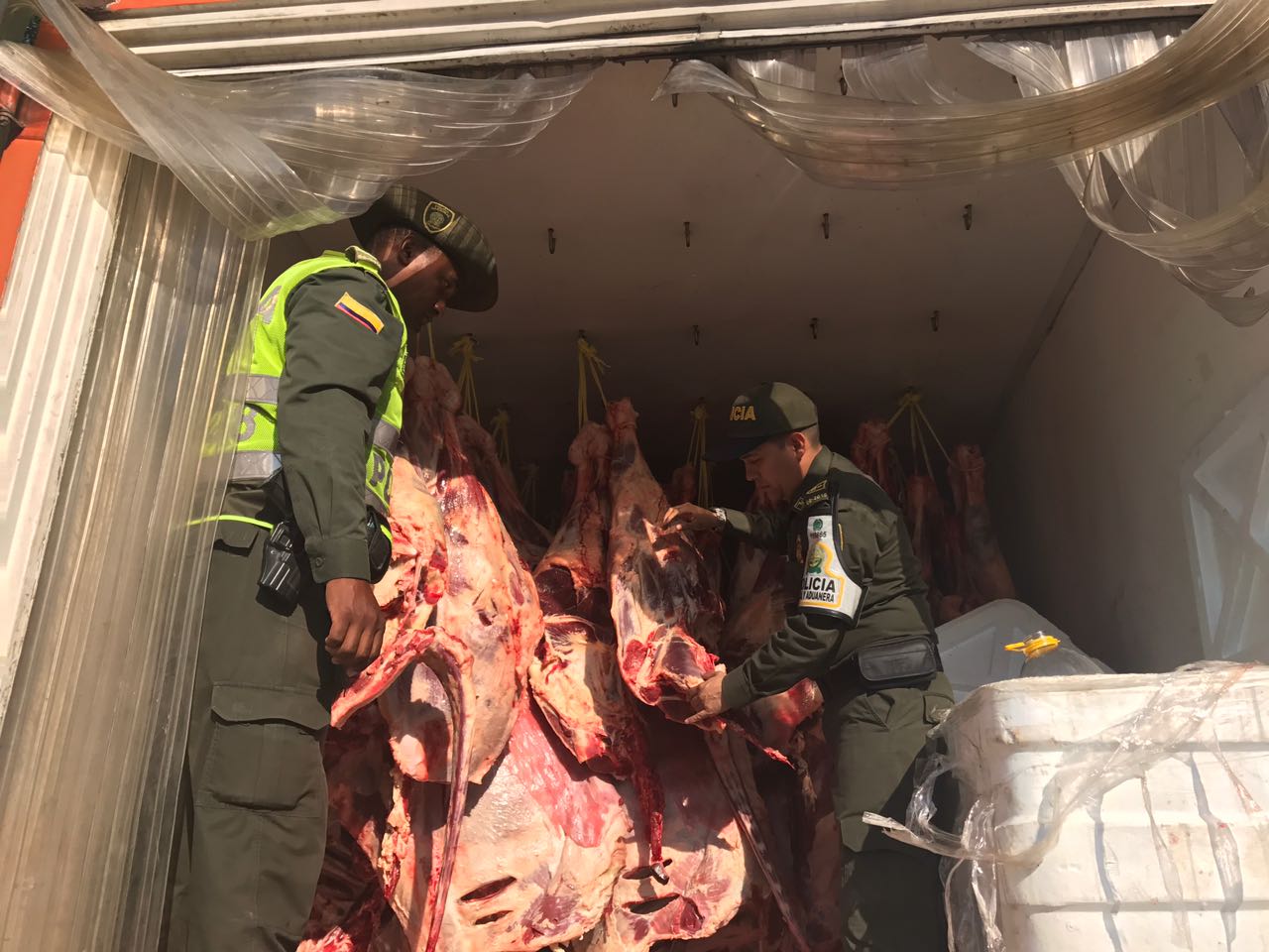 Autoridades durante el operativo de incautación de la carne.