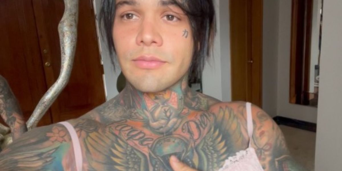 Instagram Uno de los dos influencers se puso los senos y los compartió por redes.
