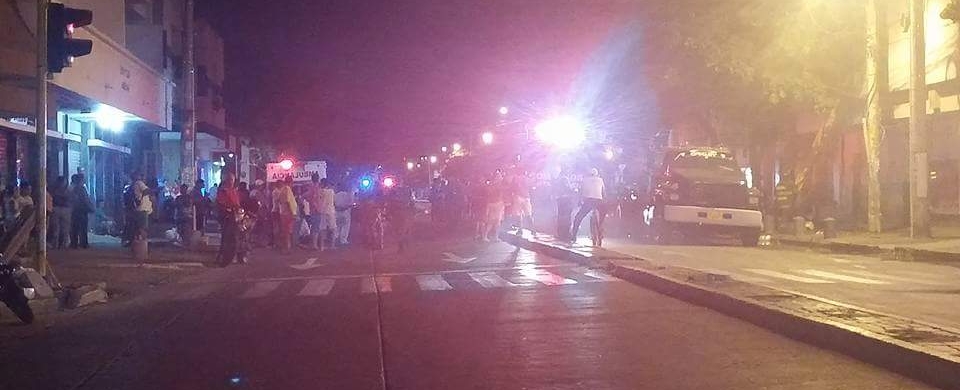 Entrada la noche, los Bomberos aún hacían presencia en el lugar de la emergencia.