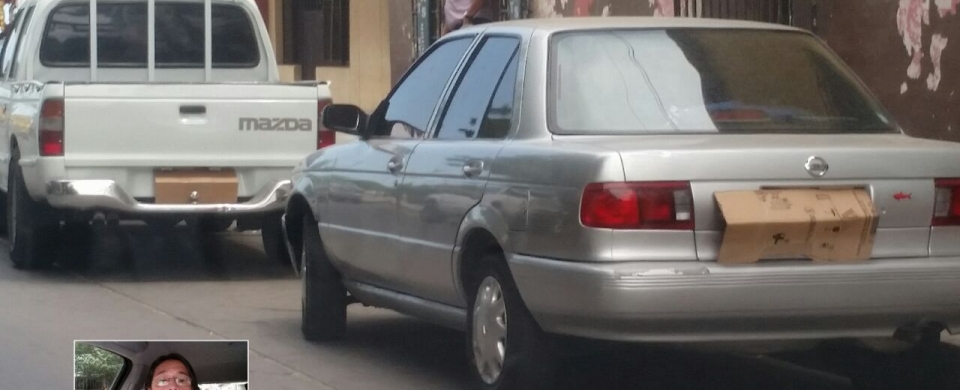 Es una práctica común que en calles del Centro tapen las placas para evitar fotomultas.