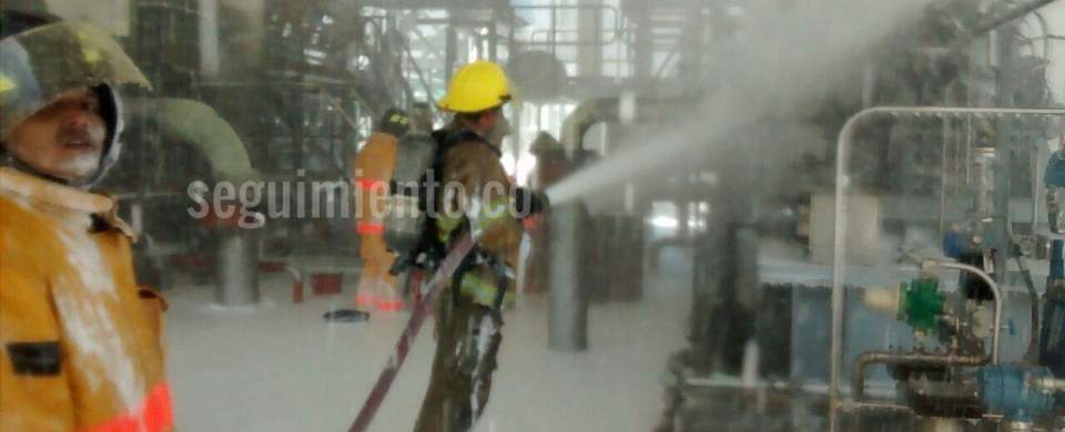 Bomberos atendiendo la emergencia en Ecopetrol. 