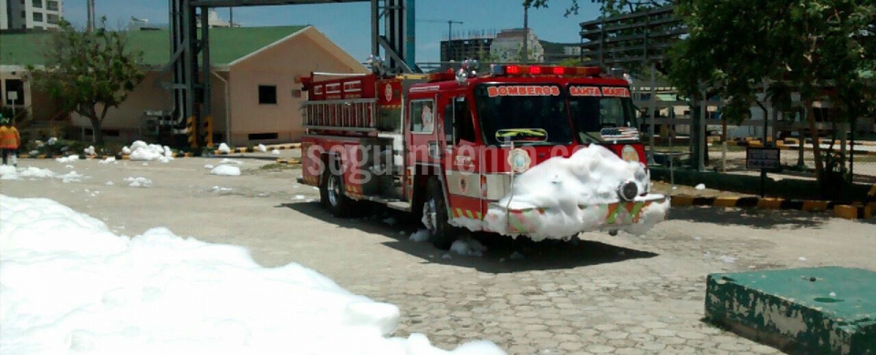 Bomberos atendiendo la emergencia en Ecopetrol. 