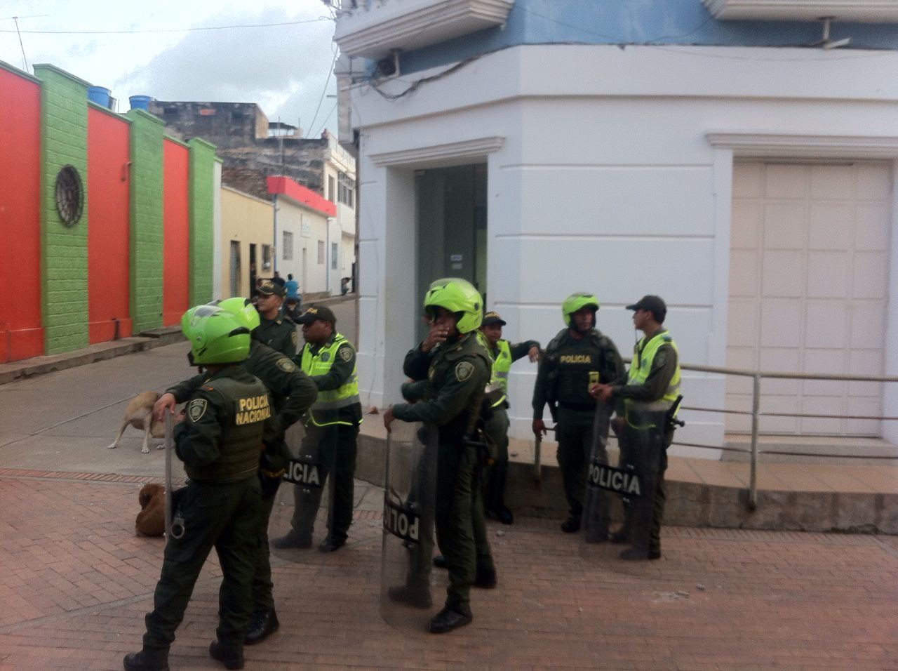 La Policía tuvo que hacer presencia en las calles para evitar que destruyeran la sede de recaudos de Electricaribe.